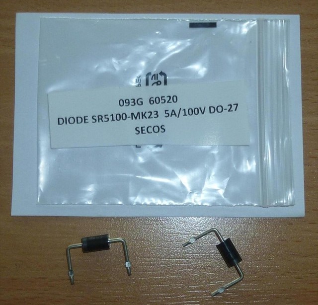 Dioda Schottk'ego (komponent 093G 60520) o nazwie kodowanej producenta SR5100.   
Parametry i funkcje elementu elektronicznego:
Mała pojemność złącza ok. 700pF.
Szybki czas przełączania złącza ok. 100ps. 
Niski spadek napięcia w kierunku przewodzenia ok. 0,3 V. 
Maksymalne napięcie wsteczne nie więcej niż 100V.
Zakres temperatur pracy od -50°C do 150°C.
Maksymalny średni prąd pracy 5 A.