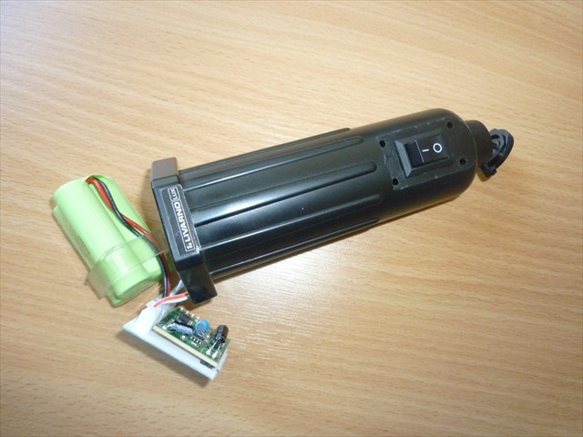 Część lampy warsztatowej - uchwyt, w którym znajdują się: gniazdo zasilania, włącznik, obwód drukowany, zespół baterii 3 x AA Ni-NH 100mAh. Część przeznaczona wyłącznie do lampy warsztatowej Z29618.