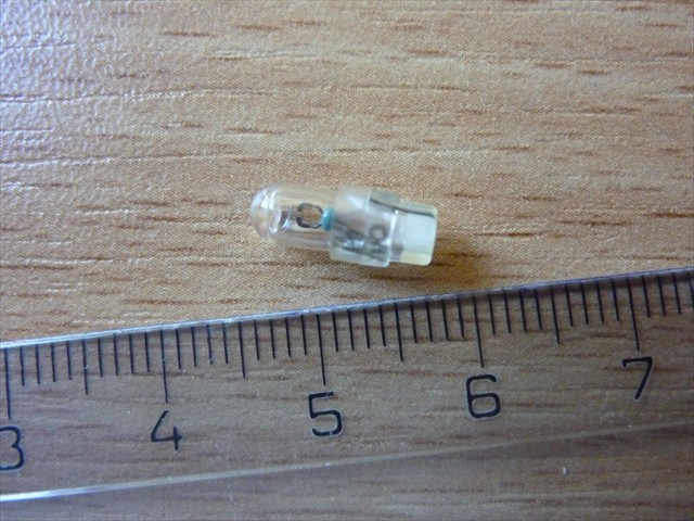 Elektryczna lampa żarowa o mocy nieprzekraczającej 200 W. 
Napięcie: 3,4 V; natężenie prądu 100 mA.
