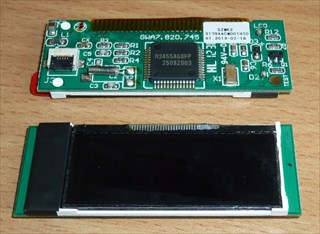 Moduł zegara, zawierający na jednym obwodzie drukowanym segmentowy wyświetlacz LCD, elementy elektroniczne czynne i bierne oraz złączki i przewody. Moduł samodzielnie  nie mierzy czasu. Aby wyświetlać czas aktualny, moduł musi komunikować się za pomocą interfejsu szeregowego z zegarem zewnętrznym. Podzespół wyświetla jedynie aktualny czas, pozwala ustawić budzik oraz wyświetlić wiadomości alarmowe. Przeznaczony jest do montażu w odbiornikach telewizyjnych, radiobudzikach i podobnych urządzeniach elektrycznych, posiadających opcję wyświetlania czasu aktualnego. Wymiary: 5,2 x 20 mm. Napięcie zasilania - 3,3 V.