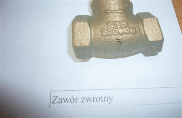Zawór zwrotny klapkowy jednokierunkowy wykorzystywany w instalacjach wodnych. Wykonany z mosiądzu. Zamyka przepływ wody za pomocą sprężynowej klapki zapadkowej umieszczonej wewnątrz zaworu. Zapobiega cofnięciu się wody. Z obydwu stron zawór zakończony jest sześciokątnymi przyłączami z gwintem wewnętrznym.