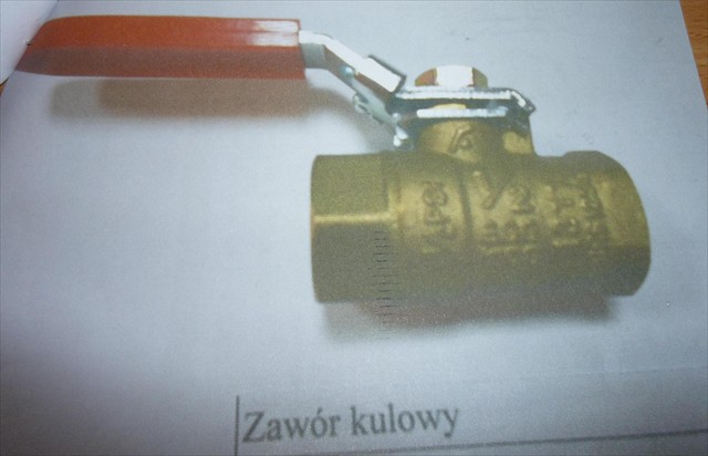 Zawór kulowy przelotowy, wykonany z mosiądzu do instalacji wodnych. Sterowany ręcznie za pomocą dźwigni. Przepływ wody regulowany jest przez obrotową niklowaną kulkę z otworem przelotowym. Z obydwu stron zawór zakończony jest sześciokątnymi przyłączami z gwintem wewnętrznym.
