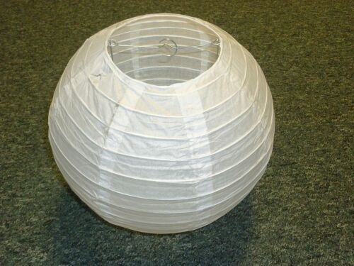 Artykuł w postaci lampionu w kształcie kuli o średnicy od. 30 cm do 50 cm, wykonany z  papieru z drucianym stelażem. Wyrób stanowi element składowy lampy wiszącej. Produkt mocuje się przy pomocy specjalnie ukształtowanego drucianego uchwytu na przewodzie elektrycznym z oprawką do żarówki. Dostępne różne kolory. Opakowanie jednostkowe torebka z folii z tworzywa sztucznego.