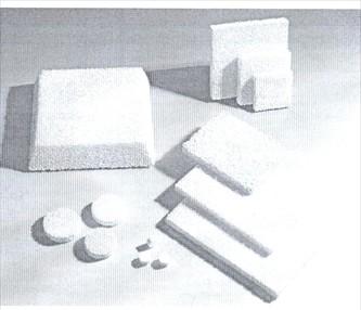 Ceramiczne filtry piankowe, ogniotrwałe, wyprodukowane na bazie tlenku glinu (65-70% Al2O3), wypalane po ukształtowaniu, przeznaczone do filtrowania roztopionego metalu w przemyśle odlewniczym, głównie aluminium i jego stopów. Wyrób (w różnych kształtach i wymiarach) pakowany w kartony.