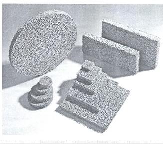 Ceramiczne filtry piankowe, ogniotrwałe, wyprodukowane na bazie węglika krzemu (70-75% SiC), wypalane po ukształtowaniu, przeznaczone do filtrowania roztopionego metalu w przemyśle odlewniczym, głównie żeliwa. 
Wyrób (w różnych kształtach i wymiarach) pakowany w kartony.