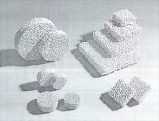 Ceramiczne filtry piankowe, ogniotrwałe, wyprodukowane na bazie tlenku cyrkonu (94% ZrO2), wypalane po ukształtowaniu, przeznaczone do filtrowania roztopionego metalu w przemyśle odlewniczym, głównie stali nierdzewnej i stopów odlewniczych. Wyrób (w różnych kształtach i wymiarach) pakowany w kartony.