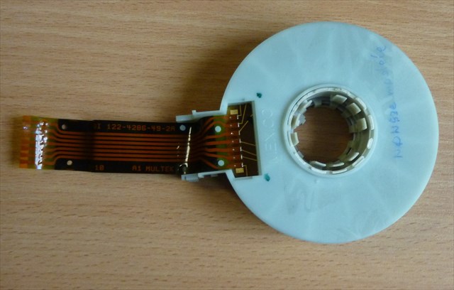Potencjometr, pełniący funkcję czujnika ruchu kierownicy w zespole sterowania elektronicznego samochodu. Jest grubowarstwowym, bezprzewodowym, pierścieniowym rezystorem nastawnym, o dopuszczalnym obciążeniu mocą ok. 150 mW. Jego zadaniem jest wyczuwanie (odczyt) ruchu mechanicznego koła kierownicy i (po przełożeniu tej informacji na sygnał elektryczny) przesłanie go do zespołu sterowania elektronicznego.