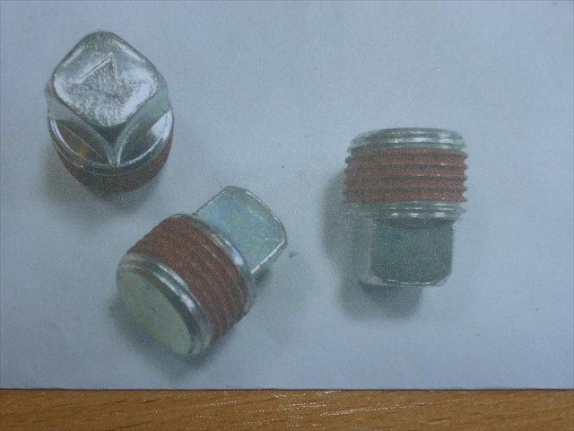 Zatyczka kwadratowa z gwintem NPT (1/4" i 1/2") i teflonowym uszczelnieniem. Wykonana z żeliwa ciągliwego, ocynkowana ogniowo. Na jednym końcu elementu znajduje się gwint zewnętrzny a na drugim kwadratowy łeb. Stosowana do zaślepiania nagwintowanych otworów, np. w instalacjach hydraulicznych.