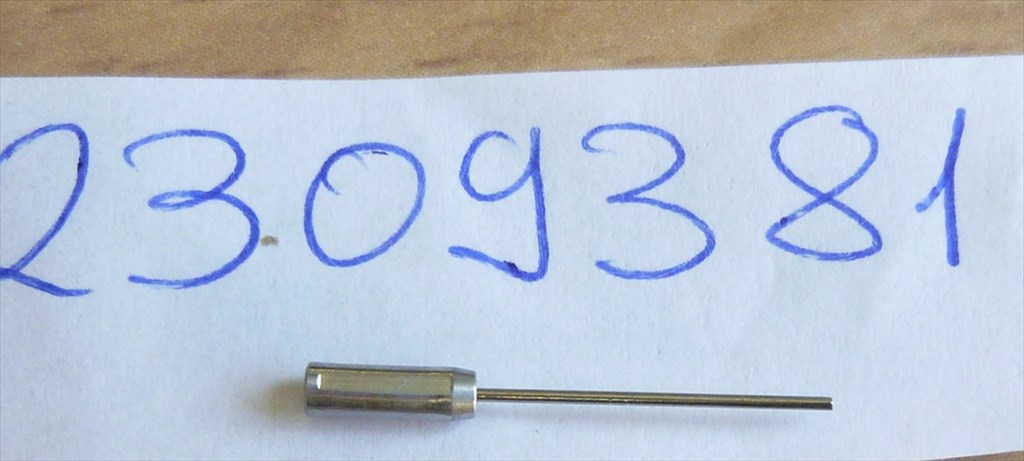 Elektrody płaskie, wykonane z niklu. Mają formę pręcika o długości ok. 12 mm, osadzonego w walcowatym trzonku o długości ok. 6 mm i średnicy ok. 1 mm. Łączna długość wyrobu wynosi ok. 19 mm. Elektrody przeznaczone są do stosowania w elektrostatycznych pistoletach lakierniczych. Produkt przywożony jest ze Szwajcarii.