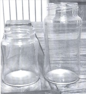 Pojemniki szklane (półwyroby) o pojemności 150, 250, 330 ml, bez zamknięcia, wykonane z bezbarwnego szkła borokrzemowego, poddawane po zaimportowaniu dalszym obróbkom, takim jak: malowanie, w tym naniesienie podziałki (skalowanie), wypalanie, montaż dodatkowych elementów (nakrętka, smoczek itd.). Deklarowane docelowe przeznaczenie - to butelki szklane do karmienia niemowląt (na etapie importu szklane pojemniki - jako półprodukty - nie posiadają cech wyrobu gotowego).
Towar pakowany w opakowania jednostkowe oraz w kartony zbiorcze (po 105 i 140 sztuk).