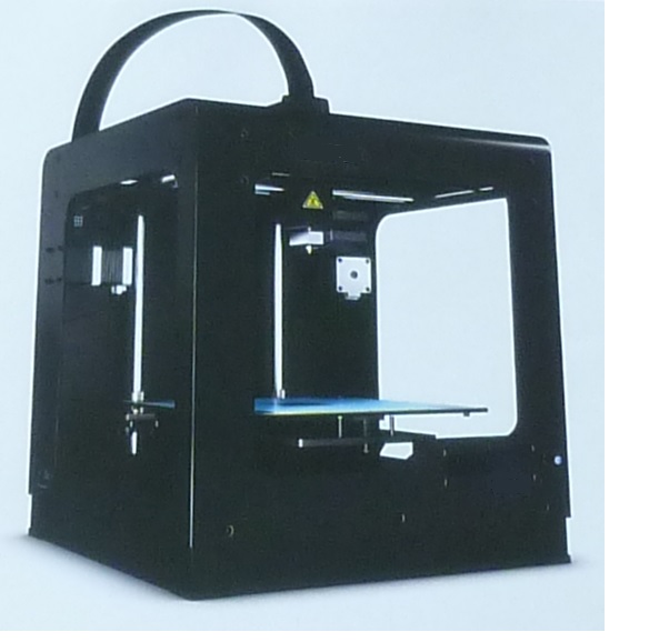 Drukarka Zortrax M200  3D - urządzenie służące do wykonywania trójwymiarowych elementów (brył 3D), wraz z oprogramowaniem umożliwiającym wydruk, wyposażone m. in. w czytnik kart SD i wyświetlacz umożliwiający sterowanie urządzeniem. Drukarka 3D wytwarza przedmiot za pomocą trójwymiarowego wydruku, na podstawie wcześniej opracowanego jego komputerowego projektu. Dane projektu do wydruku są wprowadzane do czytnika drukarki za pomocą karty pamięci SD. Podczas pracy urządzenia materiał drukarski w postaci filamentu z tworzywa sztucznego nawiniętego na szpulkę, jest  przetapiany przez głowicę drukującą, a następnie warstwowo i precyzyjnie nakładany na podgrzewaną platformę roboczą - wytwarzając zaprojektowany przedmiot z tworzywa sztucznego. Wymiary drukarki wynoszą: (345 x 430 x 430) mm, a jej masa 13 kg.
