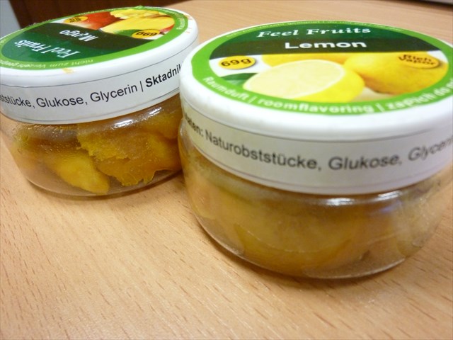 Produkt zlożony z naturalnych owoców pokrojonych w plastry z dodatkiem substancji o konsystencji olejku, zawierający glikol propylenowy, glicerynę i cukry proste; o zapachu charakterystycznym dla zawartych owoców, niezawierający nikotyny; w zakręcanym słoiczku z tworzywa sztucznego z naklejką na wieczku z napisem m.in "zapach do pokoju".