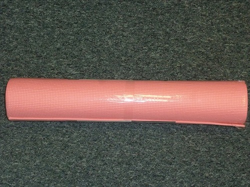Mata do ćwiczeń YOGI, wykonana z arkusza komórkowego tworzywa sztucznego (PVC), wzmocnionego zatopioną nylonową siatką. Wymiary: 173 x 61 x 0,5 cm. Prezentowana w postaci zrolowanej w opakowaniu z folii z tworzywa sztucznego.