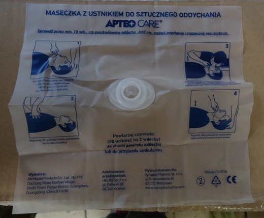 Artykuł składający się z folii (EVA) oraz wbudowanego ustnika (PE) wyposażonego w mechaniczny zwór zwrotny z zastawką. Produkt przeznaczony jest do zastosowania podczas udzielania pierwszej pomocy metodą usta-usta. Dodatkowo na folii nadrukowana jest instrukcja udzielania pomocy. Opakowanie - torebka foliowa z zamknięciem strunowym.