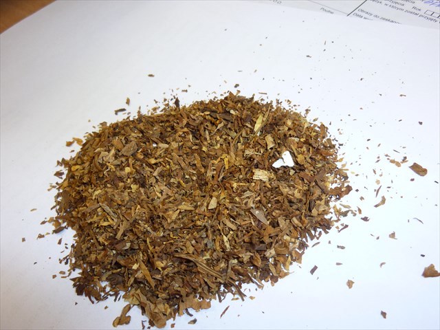 Produkt składający się z krojonego tytoniu barwy jasnobrązowej i żółto-pomarańczowej, fragmentów liści tytoniu, żył tytoniowych ciętych poprzecznie i wzdłużnie, pyłu tytoniowego i niewielkich ilości skrawków bibułek papierosowych. Tytoń jest aromatyzowany i sosowany. Produkt nadający się do palenia; w opakowaniach o masie netto 80 - 90 kg.