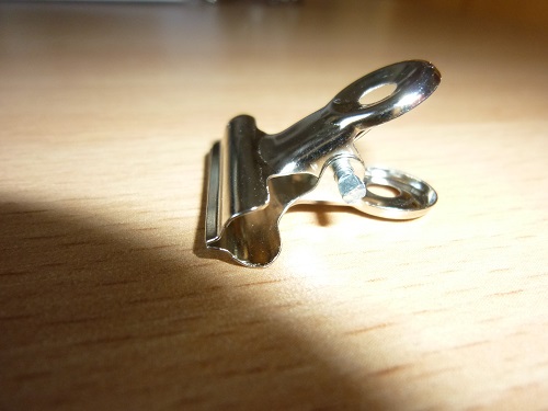 Produkt wykonany z metalu nieszlachetnego (stal), składający się z dwóch ruchomych części osadzonych na jednej osi, na której osadzona jest sprężyna. Zgodnie z deklaracją Wnioskodawcy produkt wykorzystywany jest do modelowania kształtu przedłużonego paznokcia w celu uzyskania kształtu "C". Dł. ok. 2,5 cm, szer. ok. 2 cm. Opakowanie zawiera 5 sztuk klipsów.