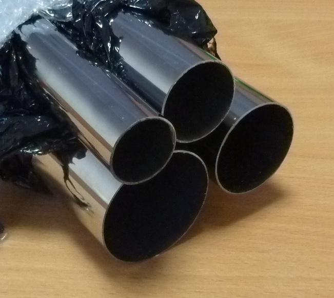 Proste odcinki rur o okrągłym, koncentrycznym i jednolitym na całej długości przekroju poprzecznym, wykonane ze stali niestopowej, ze szwem spawanym wzdłużnie, chromowane, polerowane, o końcach obciętych prostopadle do osi symetrii, o średnicach: 32, 40, 50 lub 60 mm, grubościach ścianek: 1 lub 1,2 mm oraz długości: 3000 mm. Wyroby są przeznaczone do zastosowania jako drążki w meblach lub zabudowach meblowych.