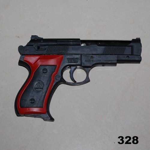 Imitacja broni palnej - pistolet wykonany z tworzywa sztucznego. Oddanie strzału odbywa się poprzez ręczne naciągnięcie metalowej sprężyny zakończonej tłoczkiem. W lufie wytwarza się ciśnienie, które powoduje wypchnięcie kulki z tworzywa sztucznego o średnicy 6 mm. Zasięg wystrzeliwanego pocisku wynosi około 10 metrów. Opakowanie zawiera: imitację pistoletu, instrukcję obsługi, papierową tarczę oraz 20 kulek z tworzywa sztucznego.