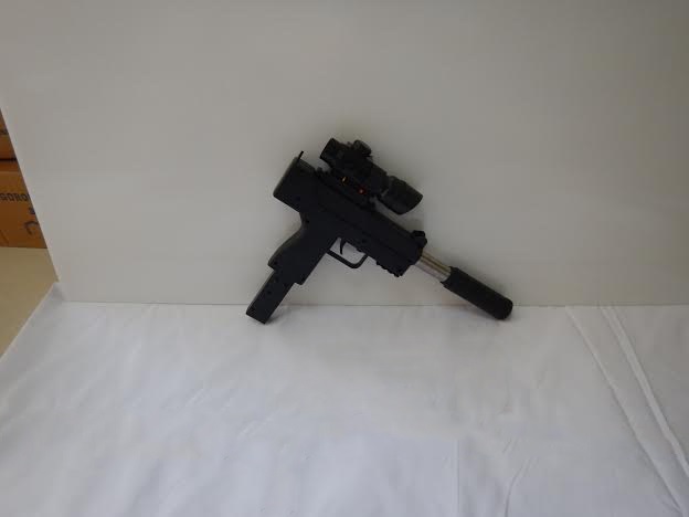 Imitacja broni palnej - pistolet wykonany z tworzywa sztucznego. Oddanie strzału odbywa się poprzez ręczne naciągnięcie metalowej sprężyny zakończonej tłoczkiem. W lufie wytwarza się ciśnienie, które powoduje wypchnięcie kulki z tworzywa sztucznego o średnicy 6 mm. Zasięg wystrzeliwanego pocisku wynosi około 15 metrów. Opakowanie zawiera: imitację karabinu, imitację celownika laserowego, instrukcję obsługi, papierową tarczę oraz 20 kulek z tworzywa sztucznego.