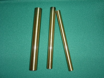 Rury o okrągłym przekroju poprzecznym, ze stali niestopowej, zgrzewane, nieocynkowane, o średnicach: 16 mm, 19 mm lub 25 mm, grubości ścianki 0,55 mm do 0,61 mm. Każdy wyrób jest pakowany indywidualnie w folię z tworzywa sztucznego, a następnie w karton. Stosowany jako drążek do karniszy do wieszania firan i zasłon. Dostępne długości rurek: 120, 140, 160, 180, 200, 240 lub 300 cm.