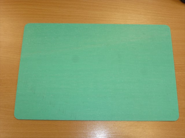 Elastyczna płyta, o gładkiej powierzchni, wykonana z substancji mineralnych (kaolin, wollastonit, krzemionka) połączonych głównie z syntetycznym kauczukiem NBR, zwierająca barwnik. Wykorzystywana jako element uszczelniający. Wymiary: 1000 x 1500 mm lub 1500 x 2000 mm, grubość od 0,5 do 3 mm.
