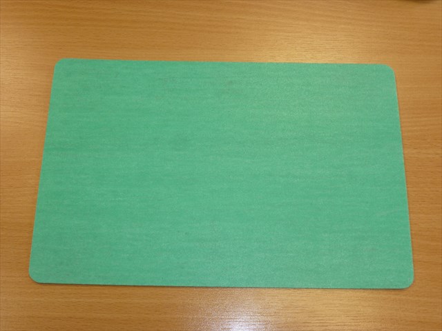 Elastyczna płyta, o gładkiej powierzchni, wykonana z substancji mineralnych (kaolin, krzemionka) połączonych głównie z syntetycznym kauczukiem NBR i włóknami szklanymi, zwierająca barwnik. Wykorzystywana jako element uszczelniający. Wymiary: 1000 x 1500 mm lub 1500 x 2000 mm, grubość od 0,5 do 3 mm.