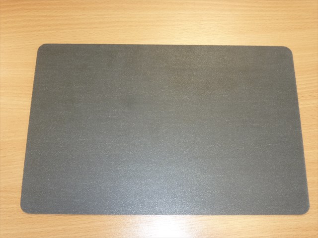 Elastyczna płyta, o gładkiej powierzchni, wykonana z substancji mineralnych (włókna węglowe, kaolin, krzemionka) połączonych głównie z syntetycznym kauczukiem NBR i niewielką ilością włókien szklanych, zwierająca barwnik. Wykorzystywana jako element uszczelniający. Wymiary: 1000 x 1500 mm lub 1500 x 2000 mm, grubość od 0,5 do 3 mm.