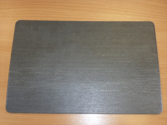 Elastyczna płyta, o gładkiej powierzchni, wykonana z substancji mineralnych (włókna węglowe, kaolin, krzemionka) połączonych głównie z syntetycznym kauczukiem NBR i niewielką ilością włókien szklanych, wzmacniana siatką z blachy stalowej, zwierająca barwnik. Wykorzystywana jako element uszczelniający. Wymiary: 1000 x 1500 mm lub 1500 x 2000 mm, grubość od 0,5 do 3 mm.