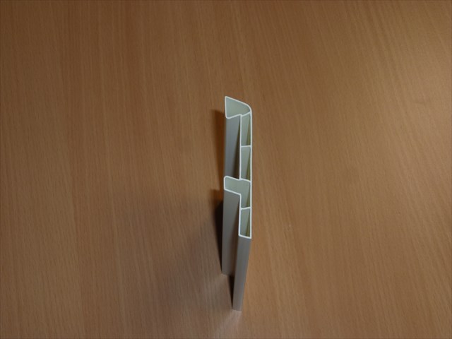 Kształtownik o jednolitym przekroju poprzecznym, wykonany z tworzywa sztucznego (PVC). Wykorzystywany jako element wykończeniowy (listwa/cokół). Wymiary: do 2 cm (grubość), do 9 cm (wysokość), 250 cm (długość).