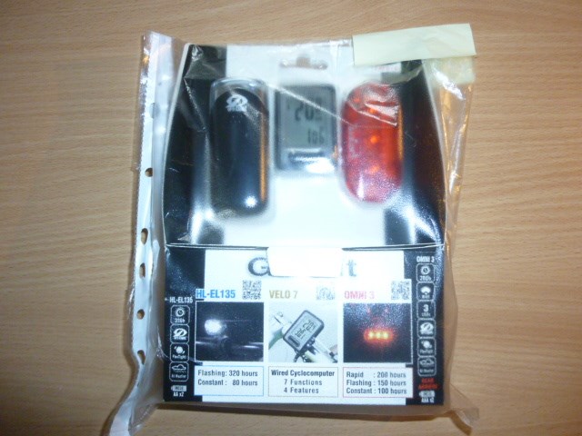 Zestaw do rowerów (8900950) składający się z następujących elementów:
- lampy LED przedniej (kod: HL-EL135N), 
- lampy LED tylnej (kod: TL-LD135 OMNI 3),
- licznika (szybkości i przejechanych kilometrów) rowerowego (kod: VELO-7),
- uchwytów do montażu na rowerze lamp i licznika,
- baterii do lamp (AAAx2).
Pakowane jako zestaw w blistrach z tworzywa sztucznego i pudelku tekturowym (z logo firmy, zdjęciami, opisem technicznym, kodem kreskowym).