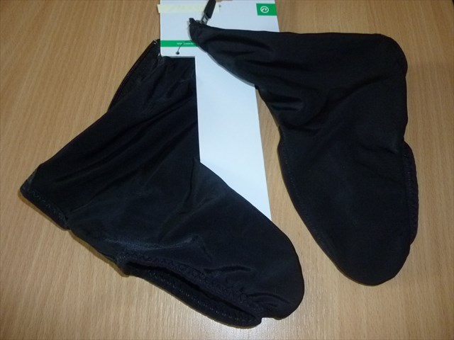 Pokrowce (610-34-04_ACC) na buty kolarskie. Wykonane z materiału (90% Elastan, 10% Winylal). Wykorzystywane w sezonie letnim do ochrony butów kolarskich przed błotem i brudem. Zapinane na zamek błyskawiczny, zabezpieczony przed samoczynnym otwieraniem. Nie posiadają podeszwy. Produkt pakowany parami w foliowym woreczku z tekturową zawieszką (z logo) i kodem kreskowym.