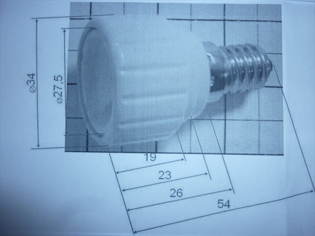 Oprawa do lamp (model: 8850, 8851) - adapter posiadający z jednej strony wtyk do źródeł światła z trzonkiem GU10, a z drugiej strony zewnętrzny trzonek z gwintem Edisona typu E14 lub E27. Umożliwia zamontowanie wymiennych źródeł światła (halogen, LED) z trzonkiem typu GU10 w oprawach oświetleniowych wyposażonych w oprawki z gwintem Edisona typu E14 lub E27. Składa się z  korpusu zewnętrznego wykonanego z tworzywa sztucznego (PBT) z osadzoną wewnątrz oprawką ceramiczną z ukształtowanym gniazdem wtykowym (GU10) zawierającym we wnętrzu metalowe styki przewodzące. Z drugiej strony do korpusu zamocowano trzonek z gwintem Edisona, wykonany ze stopu metali (MsNi) typu E14 lub E27 (w zależności od modelu). Maksymalne parametry pracy: temperatura 180°C, napięcie 250 V, natężenie prądu 2A, moc żarówek 35W. Wymiary zewnętrzne w zależności od modelu (średnica zewnętrzna x długość): 34 mm x 54 mm i 33 mm x 52 mm. Pakowana w worek foliowy.