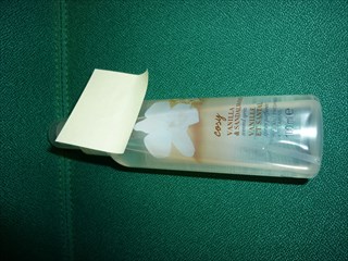 Produkt w postaci bezbarwnego, pachnącego płynu, tzw. mgiełka zapachowa, stosowany do odświeżania ciała. Towar pakowany do sprzedaży detalicznej w butelki z tworzywa sztucznego o pojemności 100 ml, zamykane rozpylaczem z pompką.