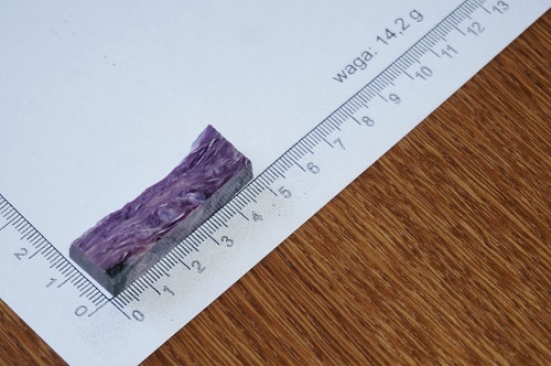 Czaroit – minerał z gromady krzemianów o barwie fioletowo - liliowej w różnych odcieniach. Minerał wydobywany w Masywie Muruńskim (wschodnia Syberia). Po oszlifowaniu może być stosowany jako kamień ozdobny w jubilerstwie. Produkt prezentowany w postaci nieregularnych bryłek o różnych wymiarach, np. ok. 14 x 53 mm (waga 14,2 g), 42 x 54 mm 9 (waga 24,5 g), 22 x 52 mm (waga 19,7 g). Opakowanie: skrzynki ze sklejki wypełnione materiałem zabezpieczającym przed zniszczeniem, ukruszeniem minerału podczas transportu.