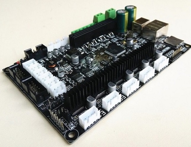 Płyta główna (model: MKS SBASE V1.3) do sterowania drukarką 3D pracującą w technologii FDM (głównie: PLA, ABS). Obwód drukowany PCB: czterowarstwowy, wzmacniany włóknem szklanym laminatu epoksydowego (FR-4). Zawiera mikroprocesory wykonane w architekturze ARM i sterowniki silników krokowych: DR V 8825. Używany układ: 32 bit 100M Cortex-MS MCU-LPC1768, wsparcie zasilania DC 12-24V. Wymiary: 146,5 mm x 95 mm. Masa: 200 g. W komplecie karta pamięci 8GB TFcard i przewód USB 50 cm.