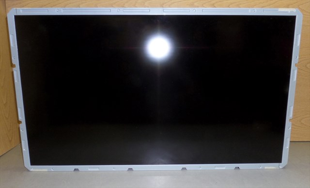 Płaski panel monitora LCD o przekątnej 40 cali (101 cm). Przeznaczony do stosowania w systemach z maszynami do automatycznego przetwarzania danych. Monitor nie jest przystosowany do bezpośredniego wyświetlania obrazu z innych źródeł niż komputer. Nie jest gotowym monitorem. Posiada ustandaryzowany rozstaw otworów do mocowania uchwytu ściennego lub stojaka. Rozdzielczość 1920 x 1080 punktów, rozkład koloru: 16,7 mil, kontrast 5000 : 1, proporcje ekranu 17:10, jasność 300 cd/m2, czas reakcji 8 ms. Wyposażony w złącza: DVI-D (x1), D-Sub 15pin (x1). Wymiary (szerokość x wysokość x głębokość) 914,4 mm x 530,6 mm X 37 mm. Zasilany napięciem AC 100 - 240V/50/60Hz. Moc: 100W. Niniejsza decyzja została wydana w miejsce wiążącej informacji taryfowej numer PL-WIT-2016-01542 z dnia 09.11.2016 r.