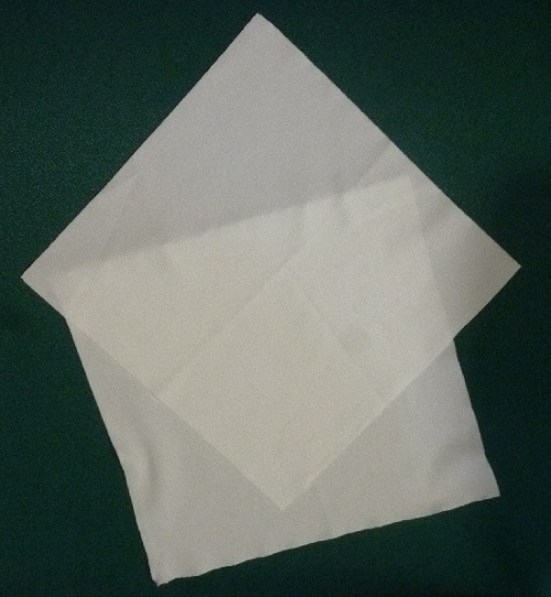 Dzianina wątkowa barwiona, o wymiarach 22 x 22 mm, wykonana z włókien syntetycznych (100% poliester). Krawędzie wyrobu po cięciu nie poddawane są dalszej obróbce. Masa powierzchniowa dzianiny - 120 g/m2. Wykorzystywana jako ściereczka do czyszczenia  na sucho lub przy użyciu rozpuszczalników. Prezentowana po 150 szt. w opakowaniu.