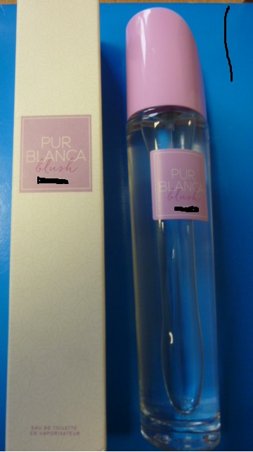 Woda toaletowa, przeznaczona do nadania zapachu ciału ludzkiemu. Produkt w postaci bezbarwnego płynu perfumowanego tzw. woda toaletowa EDT. Produkt pakowany w opakowania do sprzedaży detalicznej, tj. w szklane butelki (poj. 50 ml), zamykane rozpylaczem z pompką, z nadrukiem (skróconej nazwy towaru oraz logo firmy), zapakowane w tekturowych kartonikach z nadrukiem.