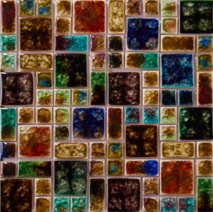Mozaika wykonana z kostek o wymiarach od 10 x 10 mm do 50 x 50 mm. Kostki składają się ze szkła zespolonego z nośnikiem ceramicznym. Poszczególne kostki umieszczone są na podłożu - siatce z tworzywa sztucznego - tworząc mozaikę o grubości od 4 do 8 mm. Powierzchnia zewnętrzna kostek może być gładka lub popękana. Artykuł stosowany jako materiał do wykładania ścian wewnątrz pomieszczeń. Wyrób prezentowany po 11 szt. w opakowaniu zbiorczym.