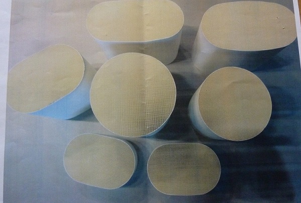 Wkłady ceramiczne do filtrów cząsteczek stałych (FAP/DPF), wykorzystywane do budowy katalizatorów w układach wydechowych pojazdów samochodowych wyposażonych w silniki spalinowe. Wykonane są z kordierytu w postaci monolitu ceramicznego o strukturze "plastra miodu" o twardości do 3 w skali Mosha oraz o całkowitej objętości nie większej niż 65 litrów i ok. 62 kanały przelotowe na 1 cm2. Kształt podstawy owal lub koło. Nie są napylone ani pokryte substancjami aktywnymi. Wymiary wkładów: 4"x6", 4,66"x6", 5,7"x3,2"x6", 4,75"x3,15"x6".