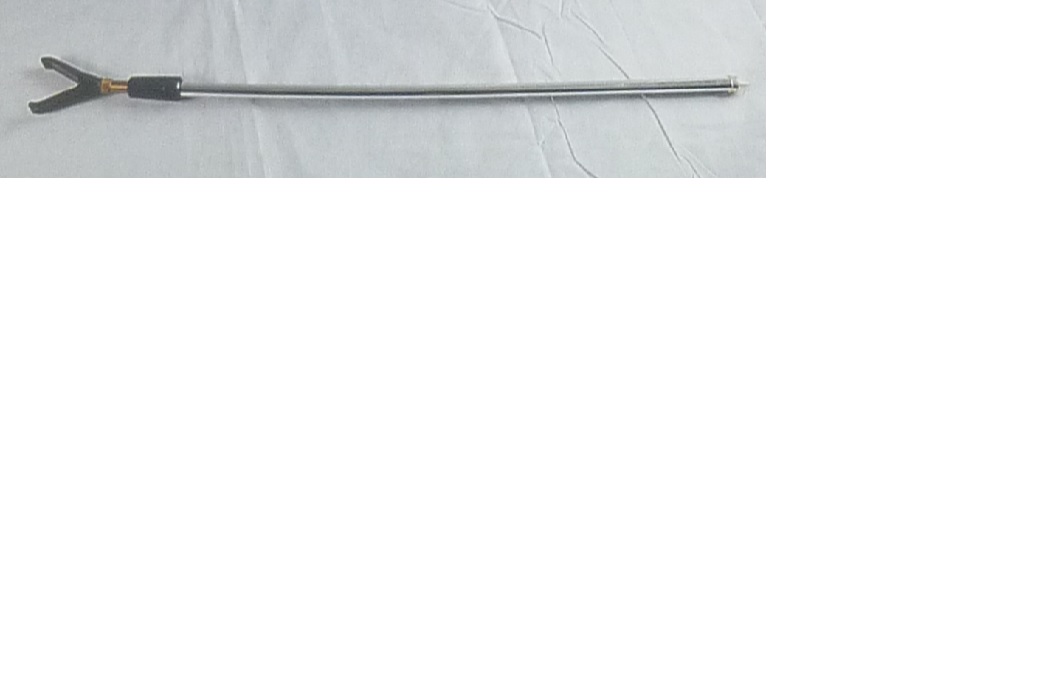 Teleskopowa podpórka wędkarska oznaczona kodem katalogowym PZ-POA120A, zbudowana z dwóch rurek aluminiowych, o regulowanej długości w zakresie od 65 cm do 120 cm, zewnętrznej średnicy 12 mm. Z jednej strony zakończona jest ostrzem w kształcie stożka, a z drugiej strony - nagwintowanym mosiężnym gniazdem z wkręconą w nie plastikową nasadką w kształcie litery "V". Wyrób przeznaczony do stabilnego i wygodnego podparcia wędki podczas wędkowania. Zaostrzony koniec podpórki wbija się w podłoże, wysuwając teleskopowo rurkę ustala się żądaną wysokość podpórki i w tym położeniu blokuje nagwintowanym zaciskiem z tworzywa sztucznego, a w nasadce umieszcza się wędkę.