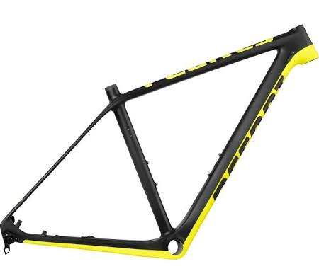 Rama roweru górskiego (MTB) Peak 29. Wykonana z włókien węglowych w technologii Monocoque, z niewielkimi elementami aluminiowymi - pełniącymi funkcję gwintów, polakierowana na kolor czarno - żółty fluorescencyjny. Artykuł pochodzący i przywożony z Chin w ilości poniżej 300 sztuk miesięcznie. Zgodnie z deklaracją rama nie jest przeznaczona do produkcji rowerów. Pakowana w pudło kartonowe po 2 sztuki, bez dodatkowego wyposażenia. Masa ramy: 1,3 kg.