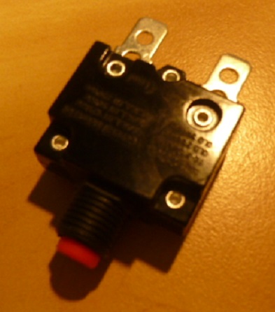 Mini bezpiecznik automatyczny (powtarzalny) do prądu zmiennego o napięciu 125/250V  i prądu stałego 50V.  Obudowa z tworzywa sztucznego w kształcie  prostopadłościanu. Z jednej strony wystaje przycisk w kolorze czerwonym, a z drugiej dwa metalowe konektory 4,7 mm. Stosowany w urządzeniach elektrycznych m.in. w listwach przeciwprzepięciowych. Po przekroczeniu prądu o natężeniu 10A, następuje rozłączenie obwodu. Po likwidacji przyczyny przeciążenia sieci, można ponownie załączyć bezpiecznik poprzez wciśnięcie czerwonego przycisku. Wymiary zewnętrzne (całkowita wysokość z przyciskiem i konektorami x szerokość x długość): ok. 47 mm x ok. 14 mm x ok. 29 mm.