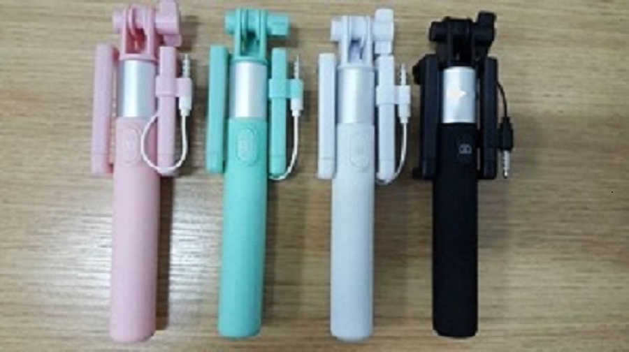 Przewodowy uchwyt Selfie Stick - ręczny monopad. Urządzenie podobne do statywu.  Produkt składa się z rozsuwanego wysięgnika wykonanego z metalu nieszlachetnego, na końcu którego znajduje się regulowany uchwyt z tworzywa sztucznego. Służy do mocowania smartfona i wykonywaniu zdjęć z dalszych odległości i wyższej perspektywy. Wykonany ze stali nierdzewnej i ABS-u (tworzywa sztucznego). Wyposażony w regulowany uchwyt do mocowania smartfonów o maksymalnej masie 117 g. Rączka uchwytu powleczona tworzywem sztucznym posiada wmontowany przycisk wyzwalacza i zapewnia pewny uchwyt w czasie robienia zdjęć. Zakres wysunięcia kija: od 18,6 cm do 81 cm; kolor: czarny; łączność: kabel Jack 3.5 mm; obsługiwane systemy operacyjne: iOS, Android.