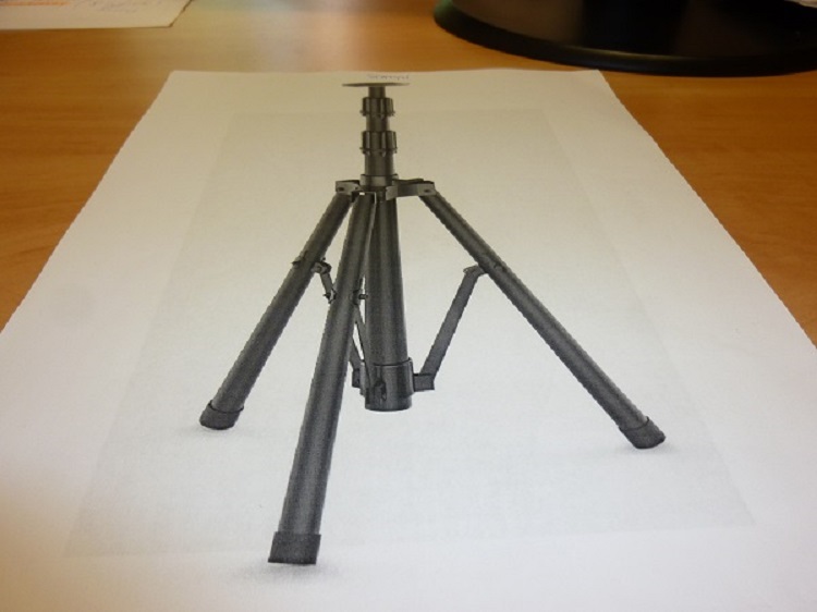 Statyw trójnożny PJH20 TRIPOD LPL43 w kolorze czarnym, wykonany ze stali z  wykończeniami z tworzywa sztucznego. Służy do mocowania projektora lub lampy. Prezentowany ze śrubami mocującymi.  Wymiary: szerokość - 11 cm, długość - 110 cm. Masa 3200 g.