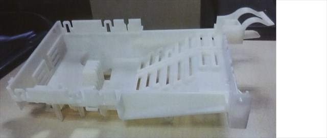 Monolityczny element wykonany w całości z tworzywa sztucznego, o masie około 0,16 kg, o przybliżonych wymiarach gabarytowych (30 x 16 x 10) cm, o złożonym i skomplikowanym kształcie - podobnym do prostokąta - zawierający m.in. liczne prostokątne przelotowe otwory, występy, wieszaki, skosy, wnęki, wycięcia itp. detale. Wyrób jest przeznaczony do zastosowania jako część konstrukcyjna pralki. Pełni funkcję obudowy elementów elektronicznych pralki automatycznej typu domowego oraz służy do mocowania wiązki instalacji elektrycznej pralki (niebędących przedmiotem niniejszej decyzji).