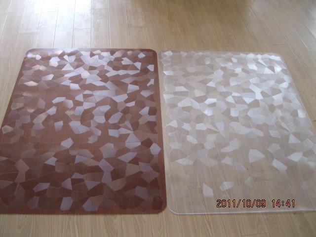 Mata ochronna wykonana z tworzywa  sztucznego (PVC). Przeznaczona do ochrony podłogi, np. jako mata pod krzesła na kółkach. Wymiary: 90 cm x 120 cm x  2 mm.