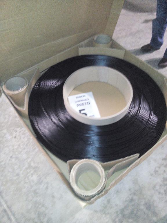 Tubo constituído por uma espiral de fios de aço. O produto possui um revestimento exterior de plástico e contém no interior da espiral um tubo em PVC.