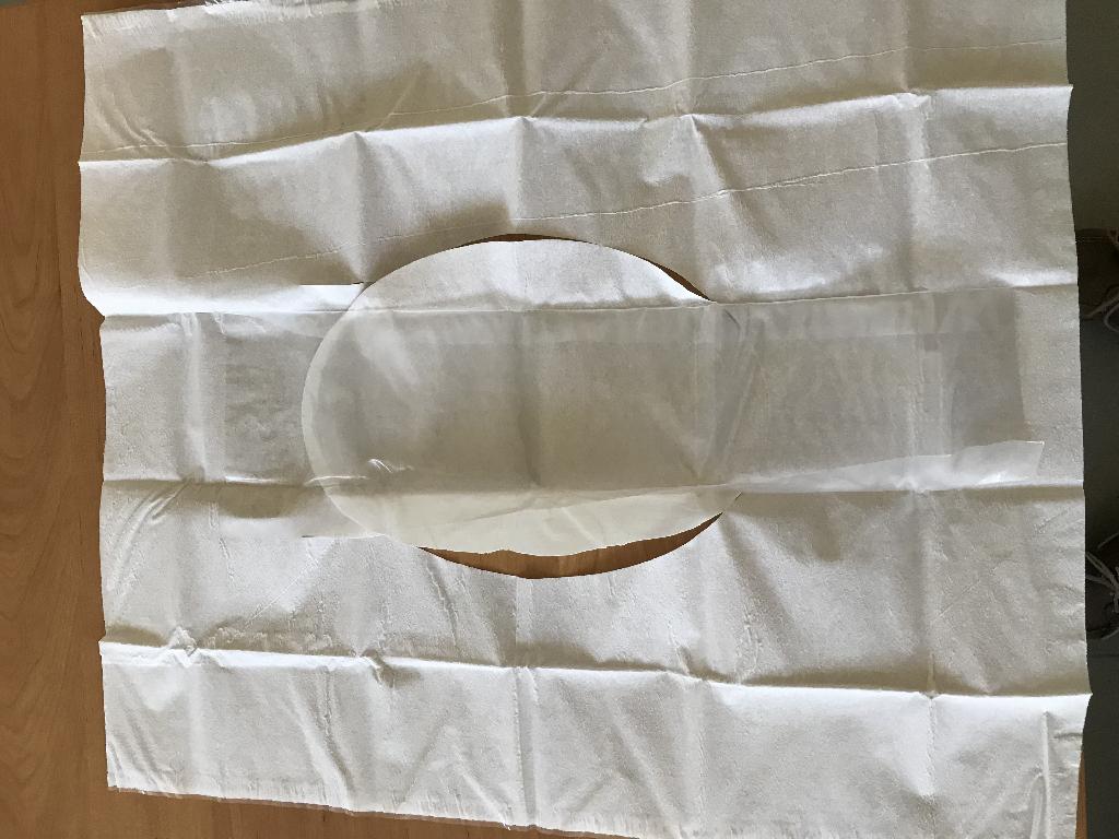 Protetor  para assento sanitario em papel e filme.  Composto por duas  camadas de papel higienico e por  uma camada de filme em PVA - Polyvinyl Alcohol - polymer. Os materiais são colocados em camadas. Com interior recortado e tira protetora  de salpicos também em filme. 
Tem de comprimento 520mm, de largura 420mm ,   espessura inferior a 1 e  peso 33,4 g.
Biodegradavel e hidrossoluvel. Impermeavel durante o uso. Descartavel.
Embalado em pack de 3 unidades em caixas de 40 packs.
Papel higienico -  0,0099
Filme biodegradavel/ hidrossoluvel ( PVA - Polyvinyl Alcohol)  - 0,0288  
Cola HYMELT - 0,00321