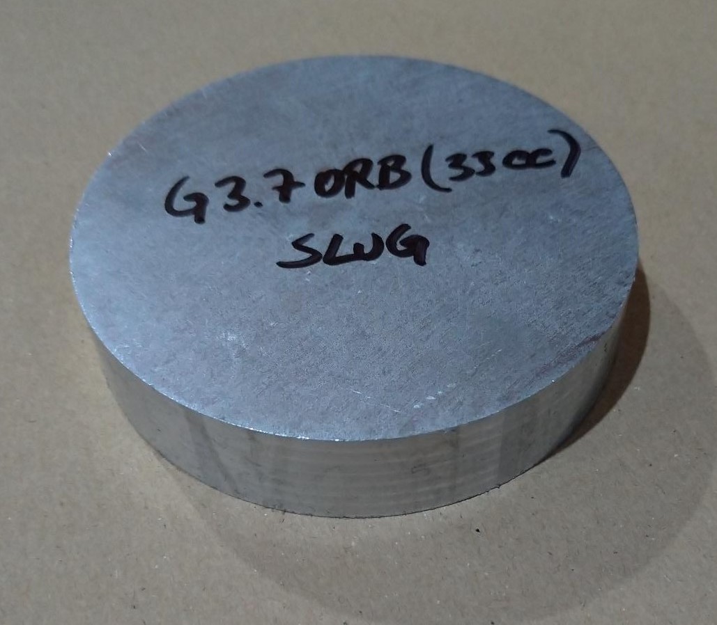 Produtos planos circulares maciços (discos) com seção transversal retangular (slug), de liga de alumínio. As mercadorias são comercializadas com diâmetros entre 82 a 83 mm, e com espessuras entre 15 e 18 mm.
Liga de alumínio.